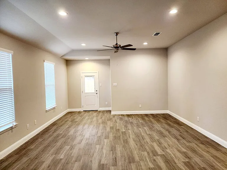 2320 Ruff Rd — Photo 2