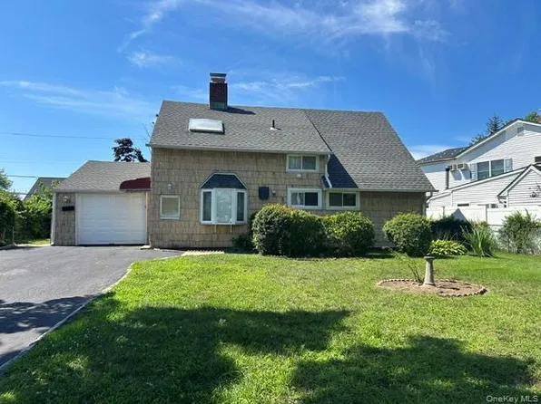 14 Cinder Lane, Hicksville, NY 11801