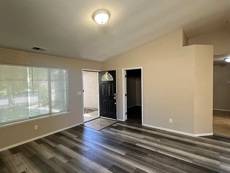2752 Houston Ave — Photo 7