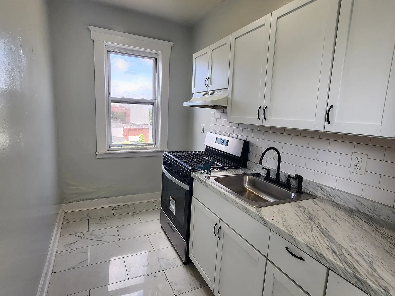 4 bed, 1.0 bath, 4188 sqft, $2,100 — Photo 4