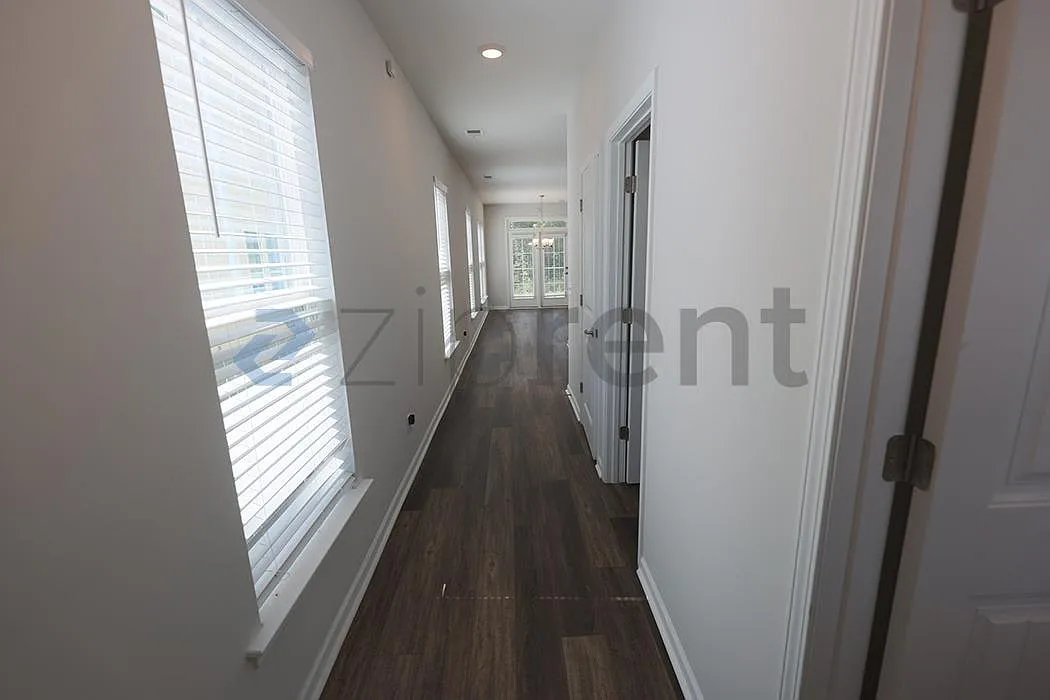4 bed, 2.5 bath, 1928 sqft, $2,513 — Photo 2
