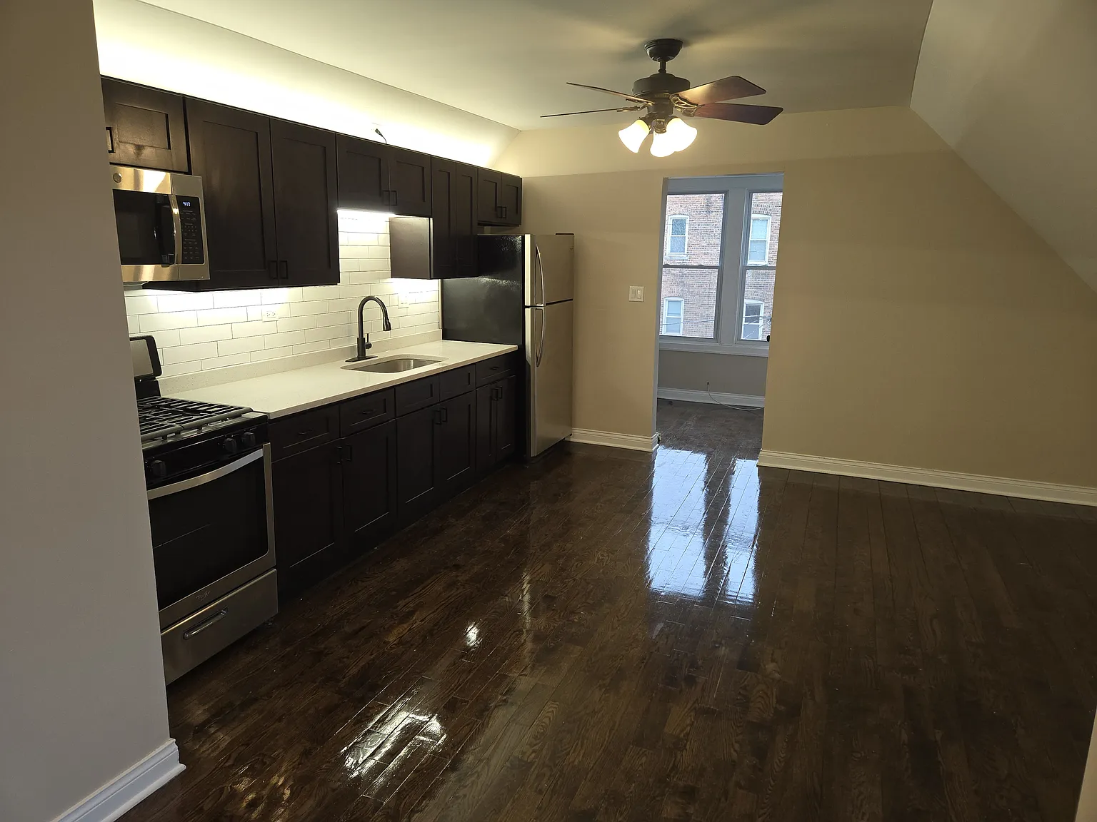 2 Bed/1Bath. Section 8 Welcome. No Security Deposit! Free Laundry in Unit! — Photo 2