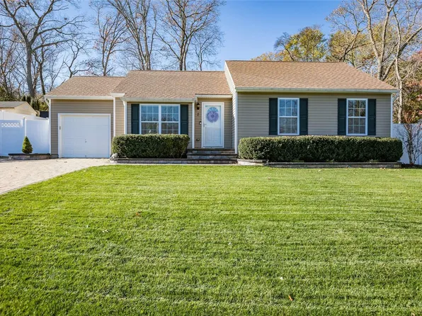 2 Macintosh Lane, Selden, NY 11784