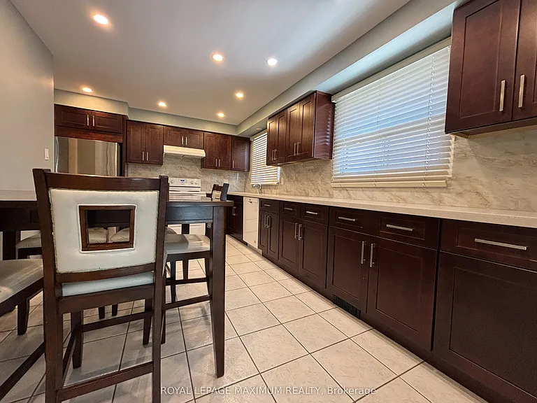 54 Hisey Cres W — Photo 5