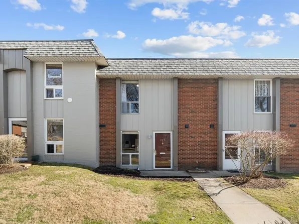 304 College Park Dr, Coraopolis, PA 15108