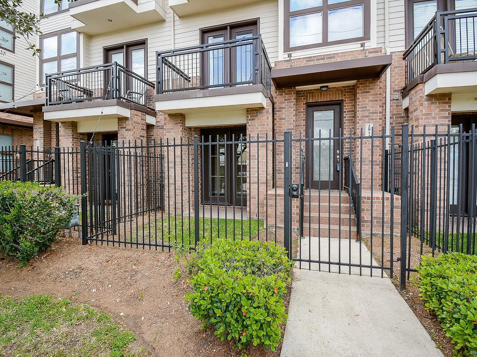 2 bed, 2.5 bath, 1670 sqft, $3,100 — Photo 2