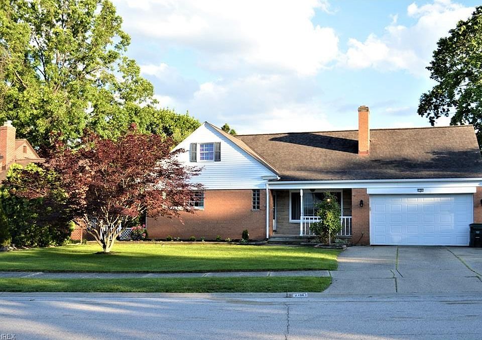 21961 Robinhood Avenue, Fairview Park, a great family home!