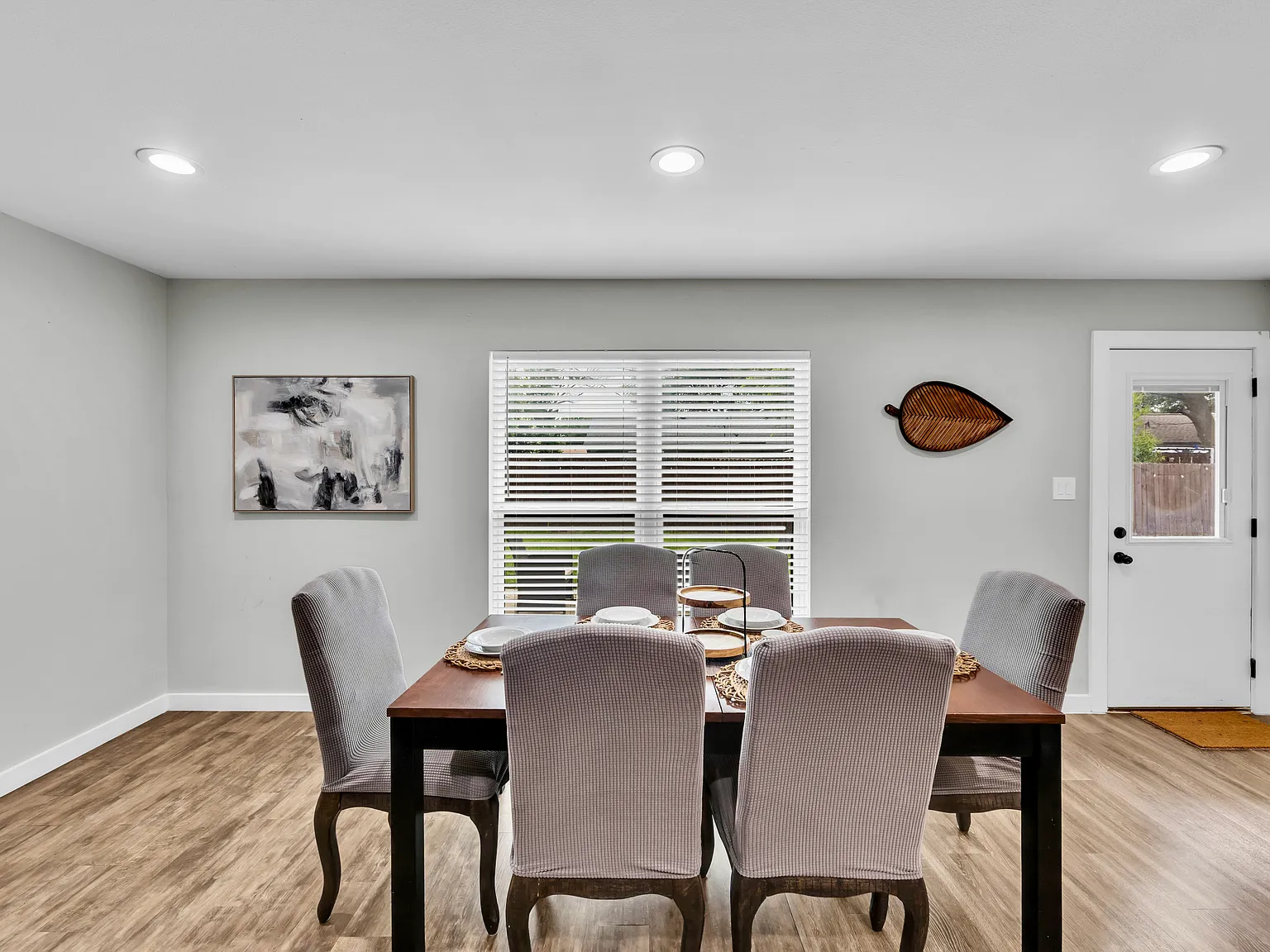3 bed, 1345 sqft, $5,200 — Photo 4