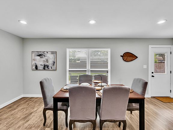4th image of 1005 Cambridge Dr