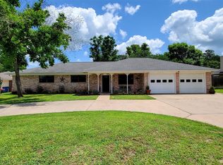 207 Briar Ridge Dr, Bellville, TX 77418