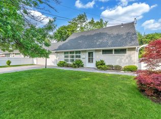 6 Arizona Ave, Syosset, NY 11791