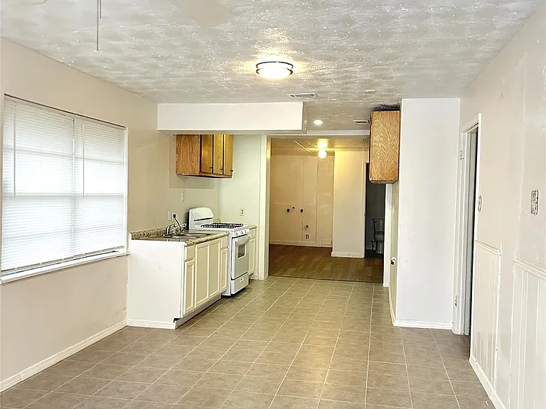 4418 Ludwig Ln — Photo 6