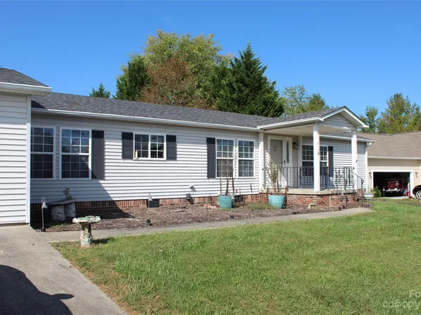 516 Riverwind Dr, Hendersonville, NC 28739