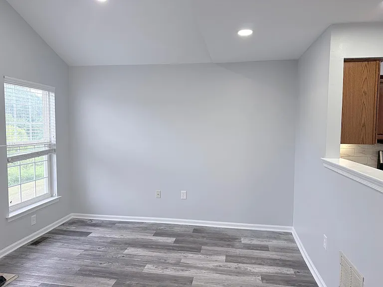 921 Bentley Ct — Photo 9