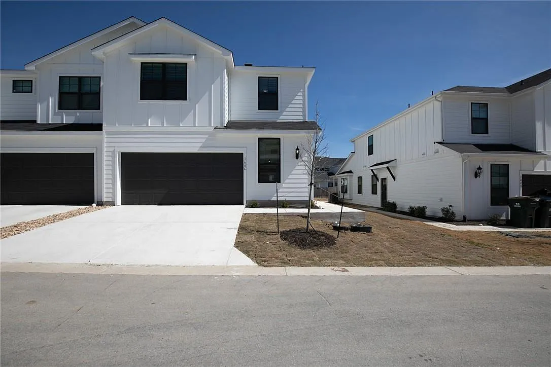 4 bed, 2.5 bath, 2095 sqft, $2,100 — Photo 2