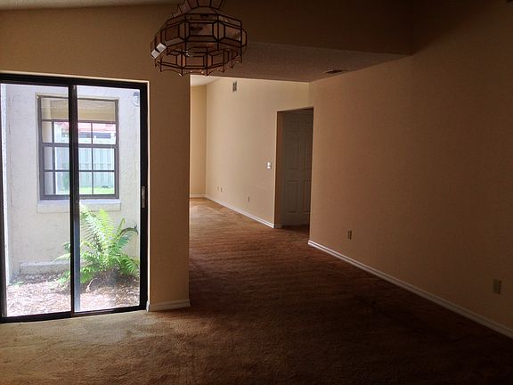 4th image of 210 Balfour Dr
