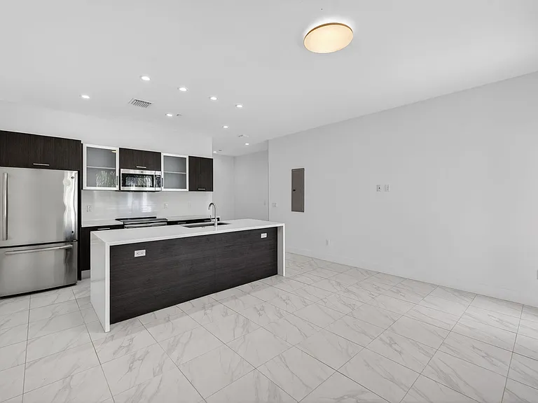 1044 NE 18th Ave #203 — Photo 8