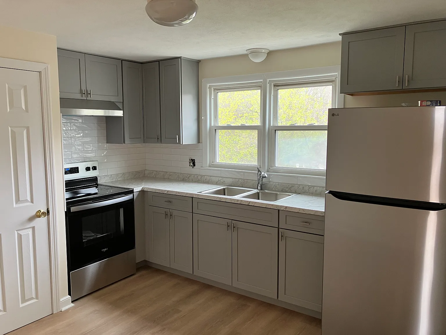 2 bed, 875 sqft, $2,100 — Photo 2
