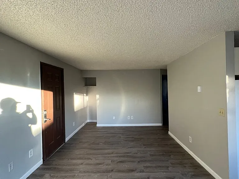 Surrey Square Apartments — Photo 9