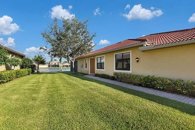11326 Red Bluff Ln — Photo 3