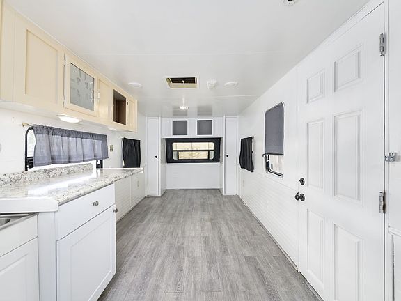 3rd image of 2644 Beaumont St Space 29