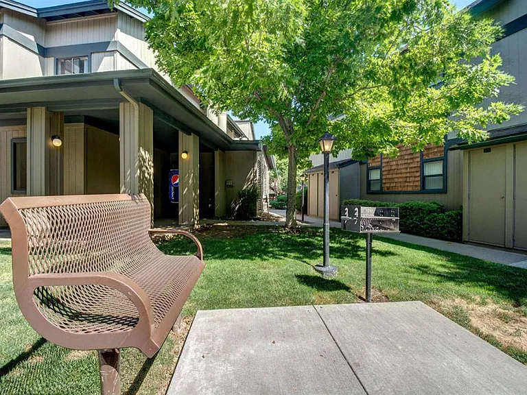 University Square Apartments — Photo 34