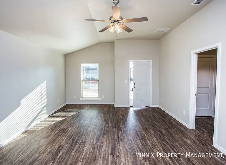 2027 Kenwood Ave — Photo 7