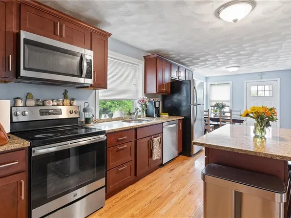 27 Aberdeen St, West Warwick, RI 02893