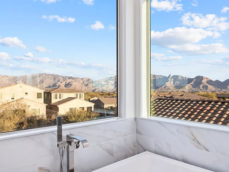Spectacular views of the Mountains from the Primary bath