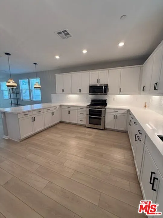 4 bed, 3.0 bath, 2258 sqft, $6,000 — Photo 2