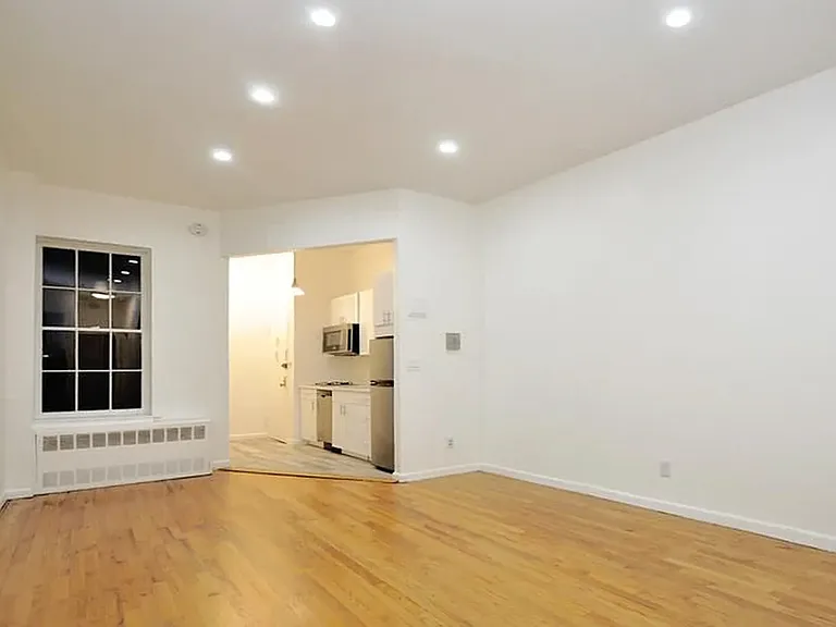 220 W 20th St #1RW — Photo 3
