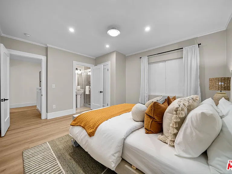 320 Westminster Ave — Photo 12