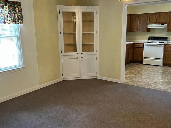 4th image of 141 Honeysuckle Ave