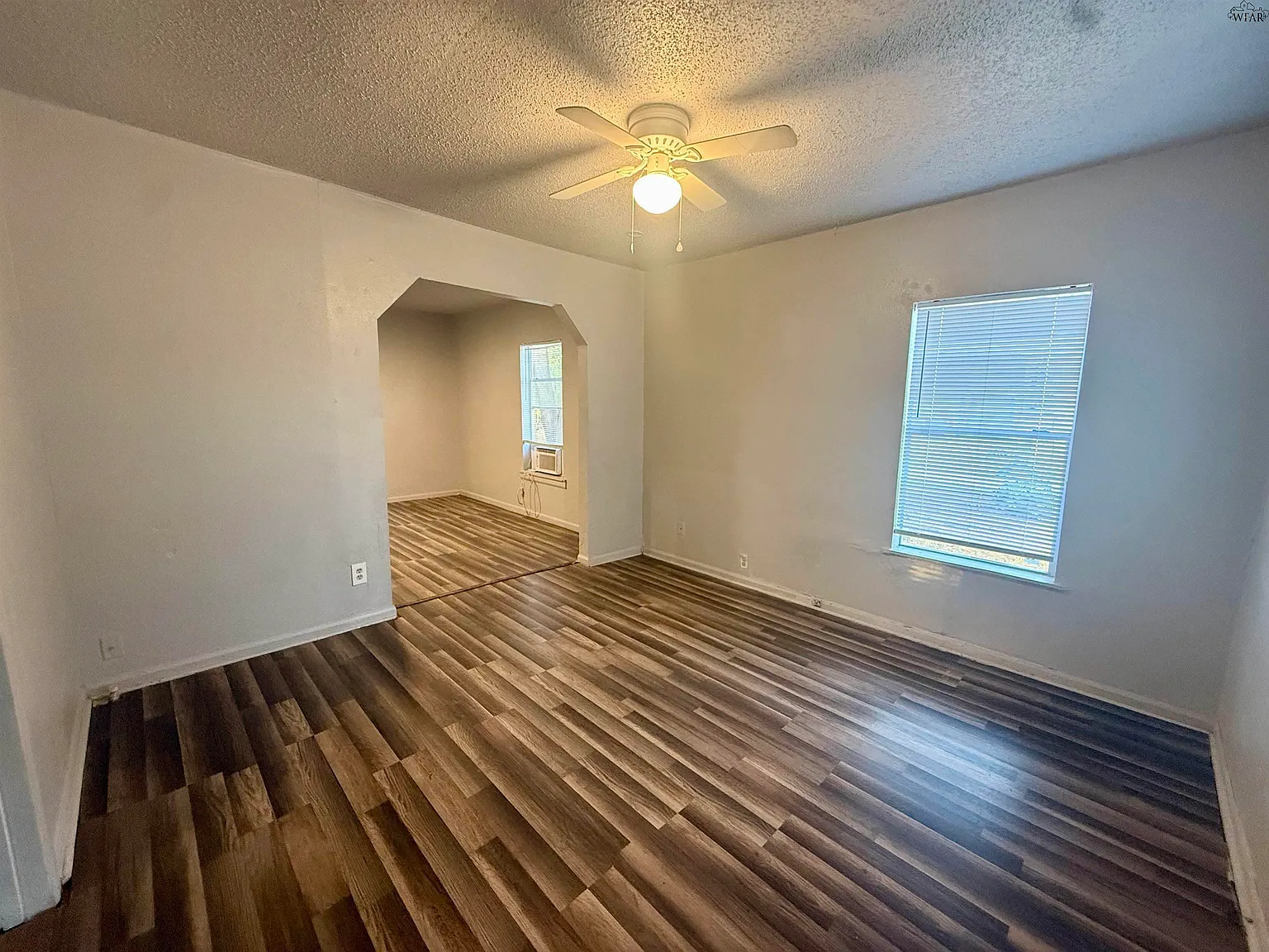 2 bed, 1.0 bath, 888 sqft, $895 — Photo 2