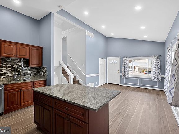 4th image of 111 Furnlea Dr