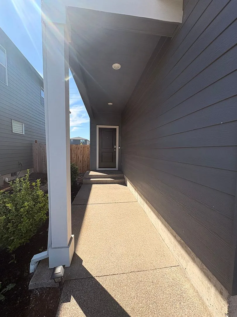 Gorgeous 3 bedroom 3 bathroom now available — Photo 2