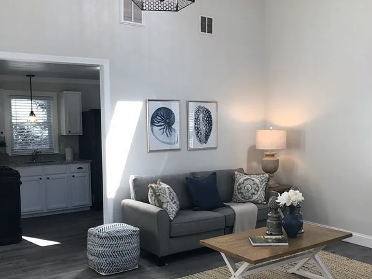 6 Gardiner Ln — Photo 2