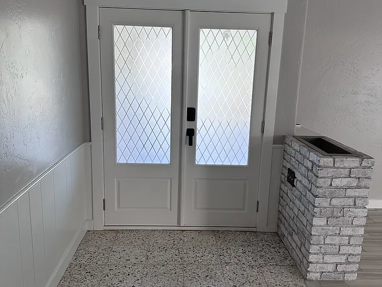 5912 N Sterling Dr — Photo 3