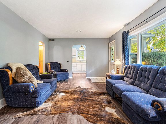 3rd image of 1457 Woodland Bch