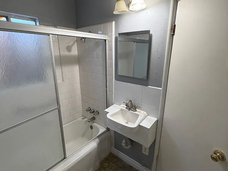 415 1/2 Arvin St — Photo 8