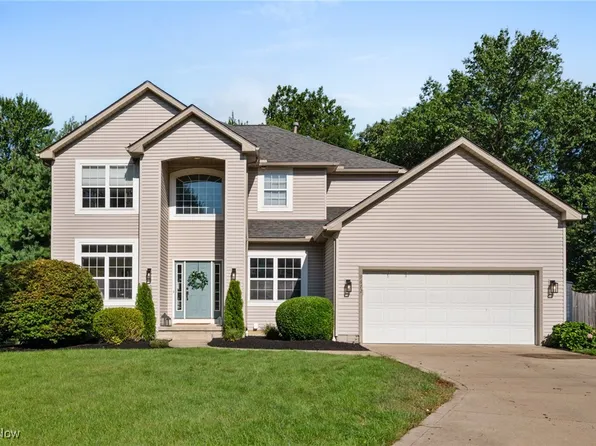 9672 E Northwood Dr, Olmsted Falls, OH 44138