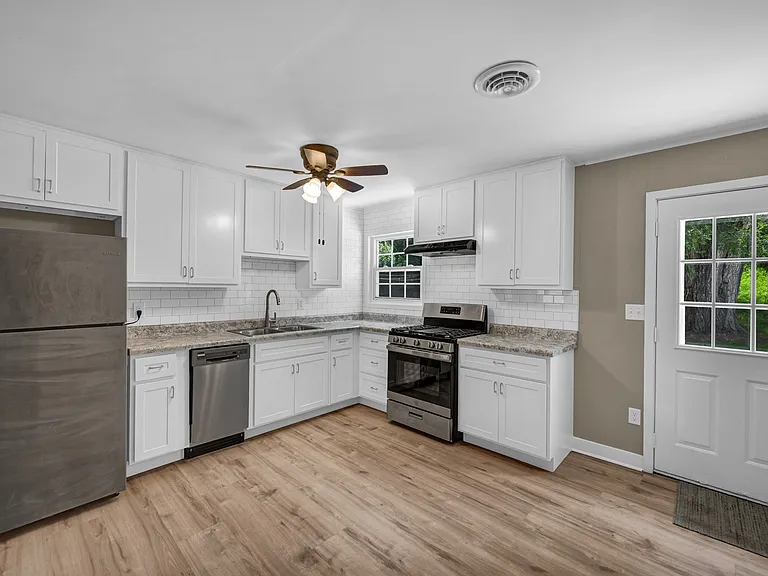 1503 Augusta St — Photo 6