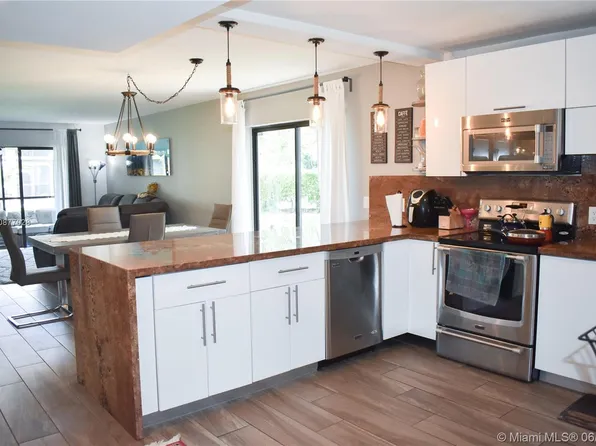 405 Lakeview Dr APT 104, Weston, FL 33326