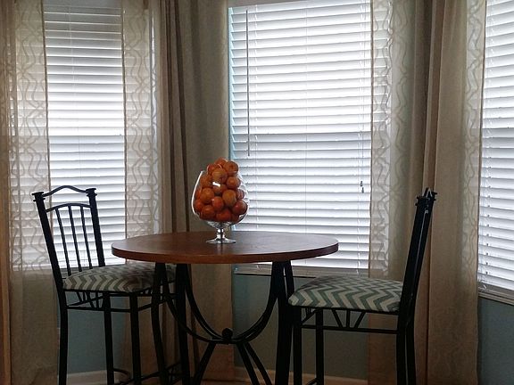 Eat-in area in Kitchen