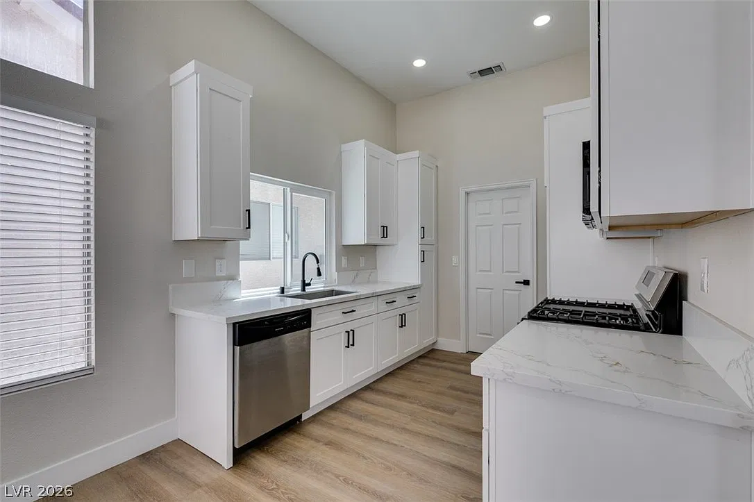 3 bed, 2.0 bath, 1583 sqft, $2,500 — Photo 2