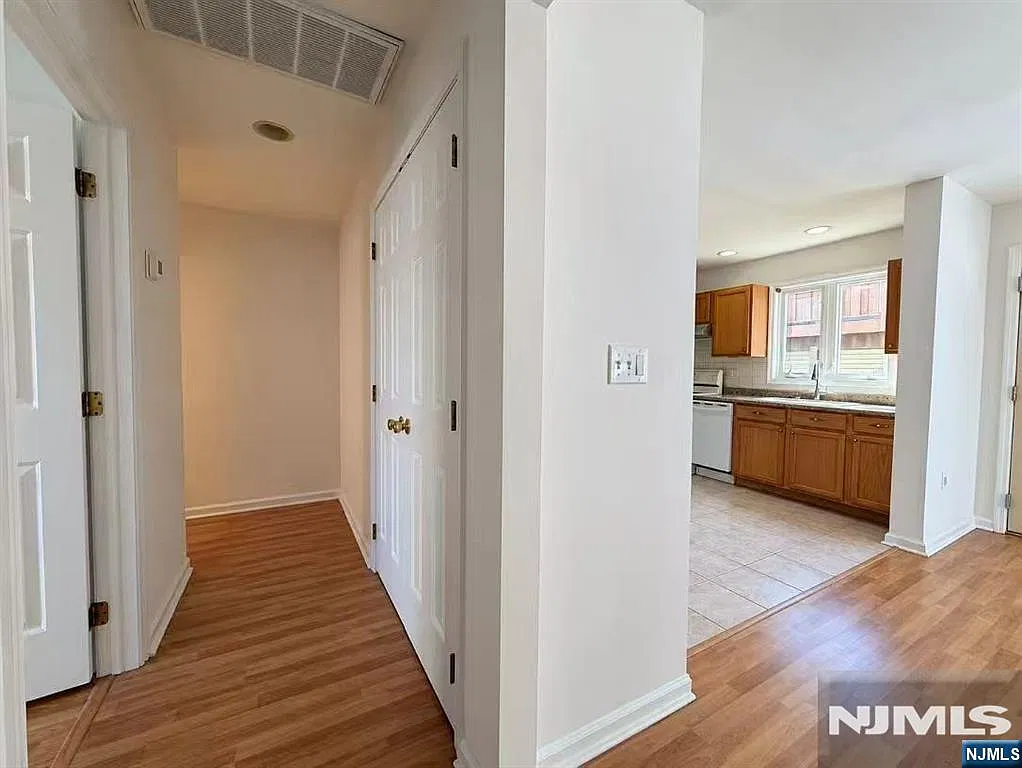 2 bed, 1.0 bath, $2,800 — Photo 4