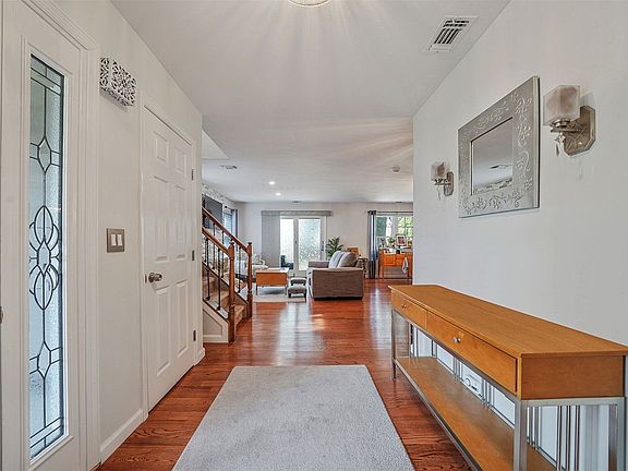 5th image of 310 Erik Dr #310