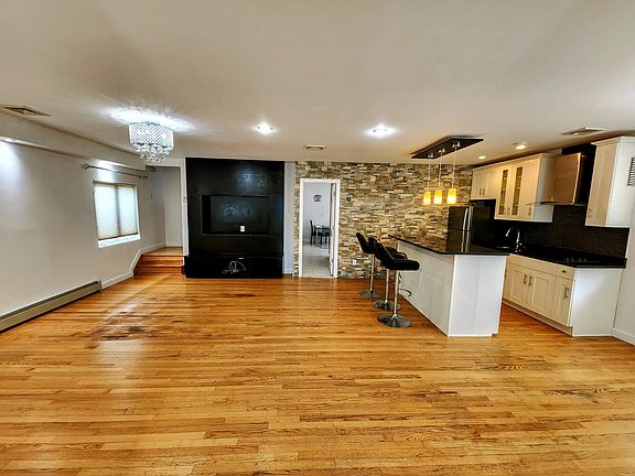 3rd image of 6927 228th St