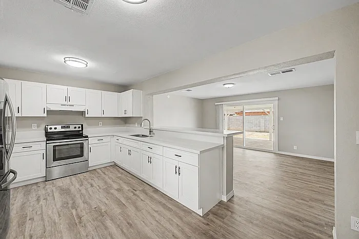 8819 W Avalon Dr — Photo 5