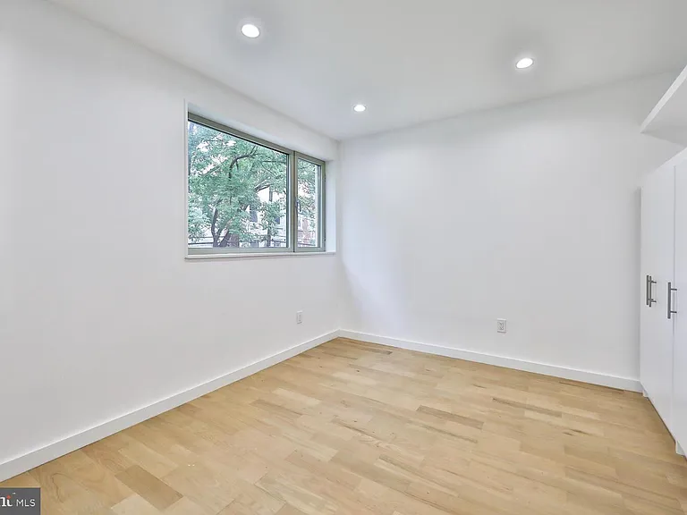 725 S 6th St — Photo 20